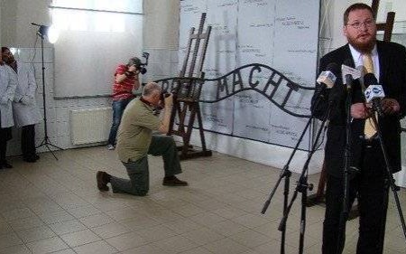 OŚWIADCZENIE. Cywiński: Kradzież bramy „Arbeit macht frei” wstrząsnęła nas do głębi