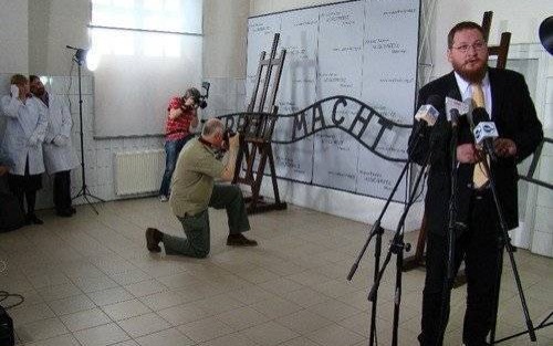 OŚWIADCZENIE. Cywiński: Kradzież bramy „Arbeit macht frei” wstrząsnęła nas do głębi