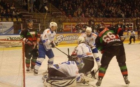 HOKEJ NA LODZIE. Lider i wicelider na drodze oświęcimian