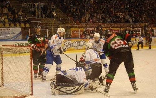 HOKEJ NA LODZIE. Lider i wicelider na drodze oświęcimian