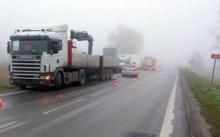 ZABORZE. Dostawczym najechał na tył naczepy. Kierowcę wyciągali strażacy - AKTUALIZACJA