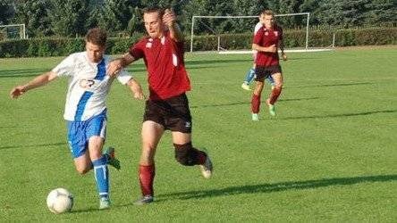 PIŁKA NOŻNA. Oświęcimski lider jedzie do Wadowic. Szlagier w Bobrku!