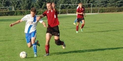 PIŁKA NOŻNA. Oświęcimski lider jedzie do Wadowic. Szlagier w Bobrku!