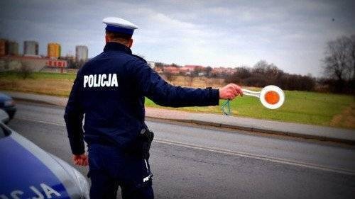 KĘTY. Jechał pijany samochodem – policjantom chciał dać „w łapę” 200 zł