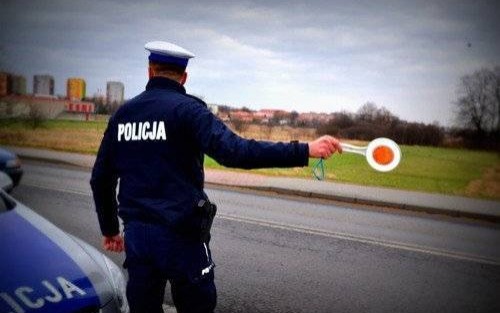KĘTY. Jechał pijany samochodem – policjantom chciał dać „w łapę” 200 zł