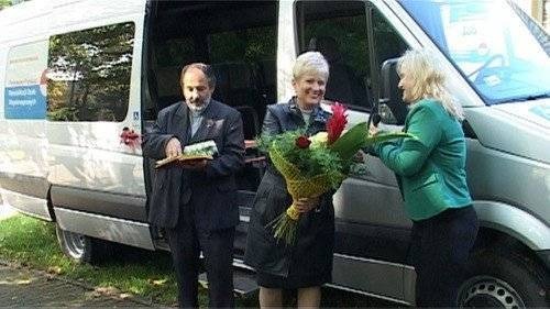 DWORY. Ks. Isakowicz-Zaleski poświęcił autobus - ZOBACZ FILM