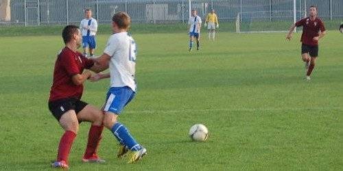 PIŁKA NOŻNA. Unia samodzielnym liderem!