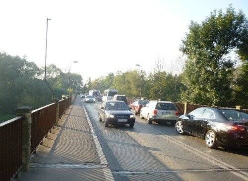 OŚWIĘCIM. Karetka w korku na moście Piastowskim