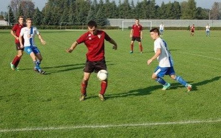 PIŁKA NOŻNA. Biało-niebiescy zaatakują pozycję lidera?