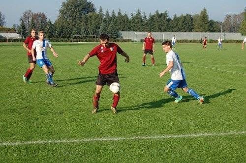 PIŁKA NOŻNA. Biało-niebiescy zaatakują pozycję lidera?