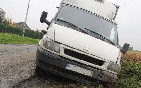 KĘTY. Chciał uniknąć potrącenia psa, wylądował w rowie