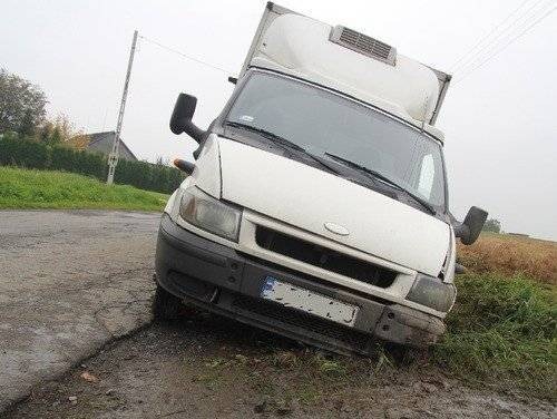 KĘTY. Chciał uniknąć potrącenia psa, wylądował w rowie