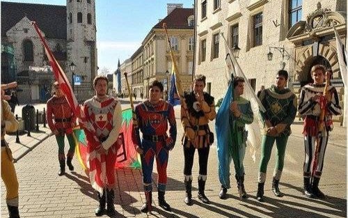 KULTURA. Żonglerzy flagami w Krakowie