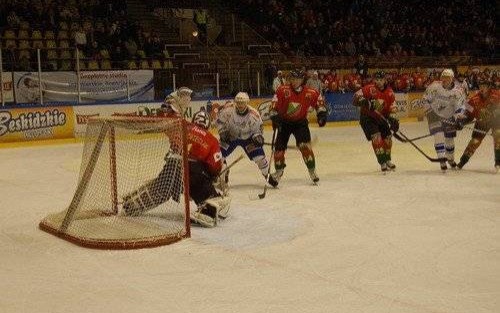 HOKEJ NA LODZIE. Gorąco w środku zimy