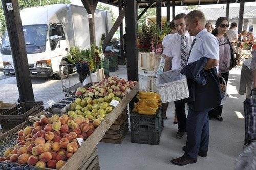 KĘTY. Częstowali polskimi jabłkami z nowego targowiska