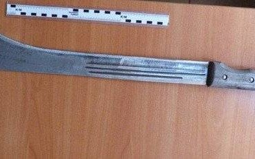 BRZESZCZE. Wpadł do sklepu z maczetą. Ukradł cztery piwa i dwie paczki papierosów. Sprawca nie uszedł daleko