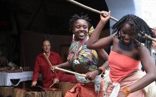 KULTURA. Tancerze z Ugandy na oświęcimskim rynku