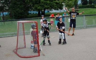 HOKEJ NA ROLKACH. W palącym słońcu i rzęsistym deszczu