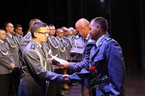 POWIAT. Gratulacje, wyróżnienia i awanse. Na wyższe stopnie mianowanych zostało 73 policjantów