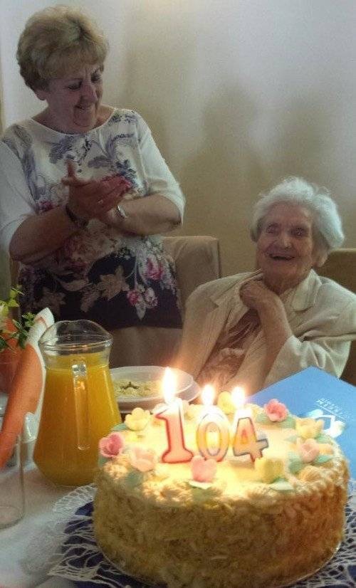 OŚWIECIM. Tradycyjne „Sto lat” trzeba zamienić na dwieście. Marta Burdek świętowała 104. urodziny