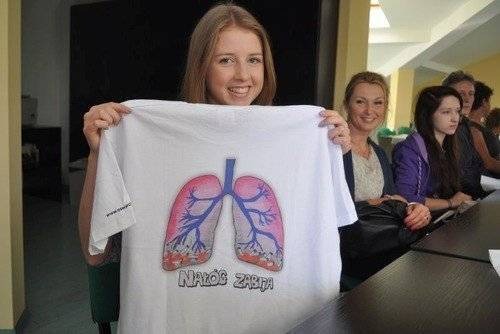 OŚWIĘCIM. Nałóg zabija – oczywista prawda na koszulkach zaprojektowanych przez dzieci i młodzież