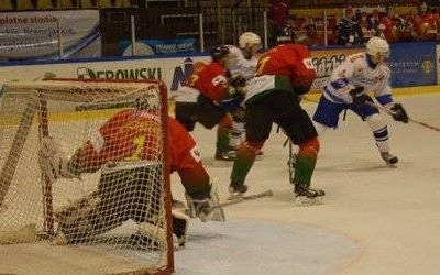 HOKEJ NA LODZIE. Oświęcimianie się cieszą, ale... grający dla Naprzodu