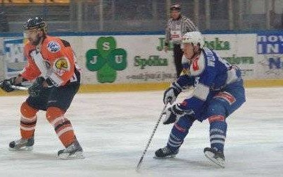 HOKEJ NA LODZIE. Czwarty do brydża...