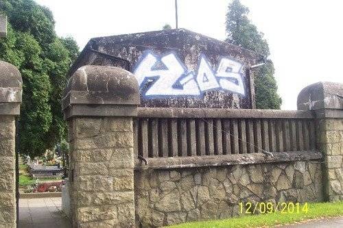 KĘTY. Chuligański wybryk. Bohomazy na ścianie kaplicy