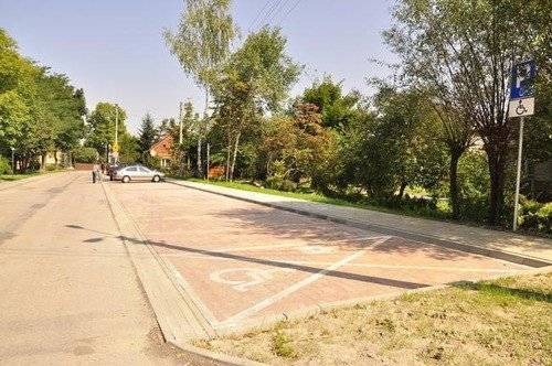 ŁĘKI. Parking na 19 samochodów przy Akacjowej gotowy