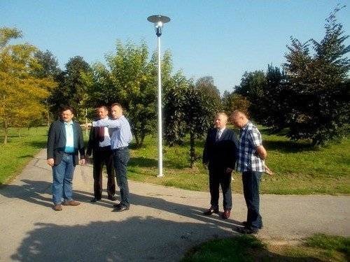 KĘTY. W parku miejskim stanęły lampy