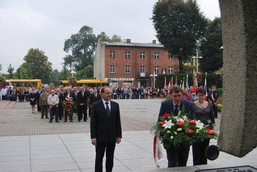OŚWIĘCIM. Kwiaty na grobach bohaterów
