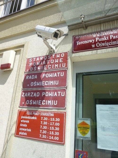 POWIAT. Skąd ten smród? Uwaga. Urzędnicy coś wyniuchali. Starosta zawiadomił prokuraturę