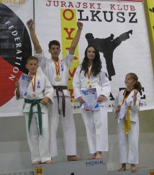 KARATE. Pięć medali dla karateków z Brzeszcz
