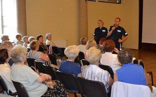 OŚWIĘCIM. Jak dbać o swoje bezpieczeństwo? Ponad sto osób wzięło udział w debacie „Senior pod ochroną”