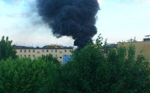 CHEŁMEK, OŚWIĘCIM. Z pieca wyciekło aluminium, piorun podpalił dach, styropian poszedł z dymem