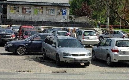 FELIETON. Ludzie autka parkują (także) w Oświęcimiu