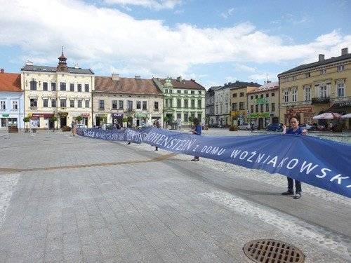 POLITYKA. Róża Maria Gräfin von Thun und Hohenstein do Oświęcimia nie dotarła. Przysłała za to bardzo długi baner