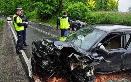 WŁOSIENICA. Zderzyły się trzy samochody, czwarty w rowie. Sprawca wypadku miał ponad promil alkoholu - ZDJĘCIA