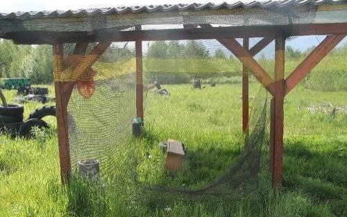 MALEC. Chuligan zdewastował pole paintballowe