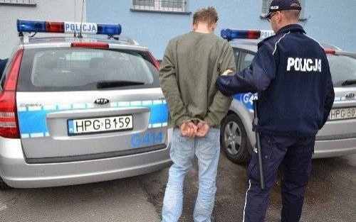 OŚWIĘCIM. Nie zatrzymał auta, próbował potrącić policjanta. 23-letni mężczyzna trafił do aresztu
