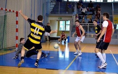PIŁKA NOŻNA. Futsalowe granie w hali "Chemika"