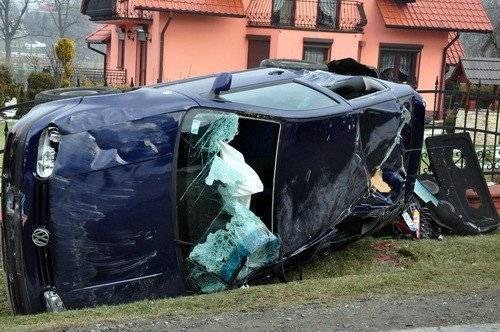 OSIEK. 18-latek dachował volkswagenem. Prawo jazdy ma od dwóch dni - ZDJĘCIA