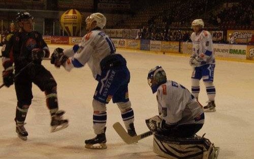 HOKEJ NA LODZIE. Debiut fightera z NHL