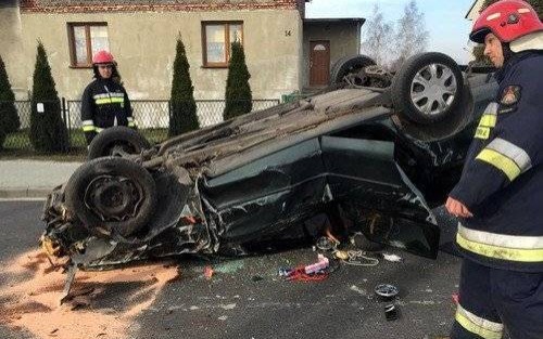 CHEŁMEK. Dachowanie na Oświęcimskiej. Dwie osoby w szpitalu – ZOBACZ ZDJĘCIA