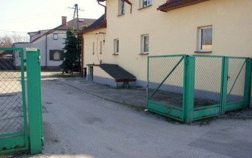 CHEŁMEK. Nowa brama wjazdowa oraz monitoring na komisariacie