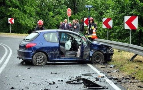 BOBREK. Czołówka forda z peugeotem. Dwie osoby trafiły do szpitala - ZOBACZ ZDJĘCIA