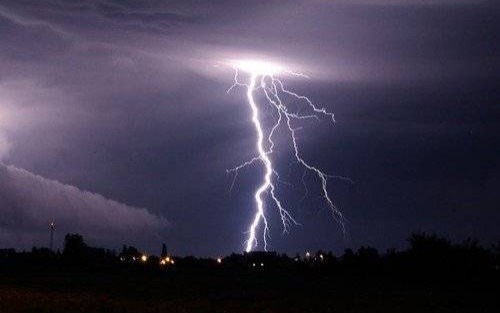 POWIAT. Uwaga na silne burze z gradem. Drugi stopień zagrożenia