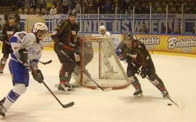 HOKEJ NA LODZIE. Zawodnicy podpisują kontrakty, a trener ustala kalendarz sparingów