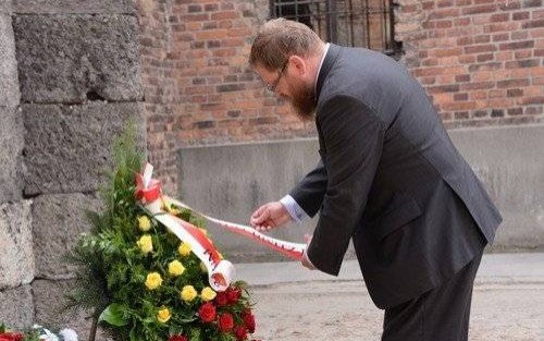 OŚWIĘCIM. Dyrektor Cywiński złożył wieniec pod Ścianą Śmierci