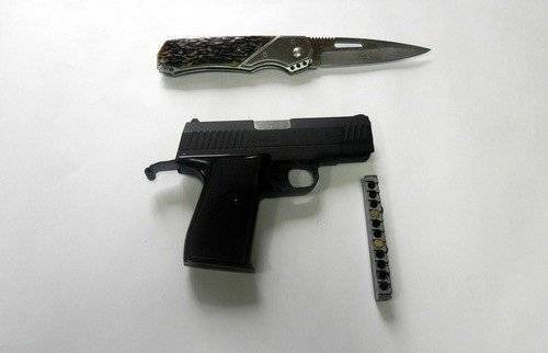 ZATOR. Z pistoletem po wódkę